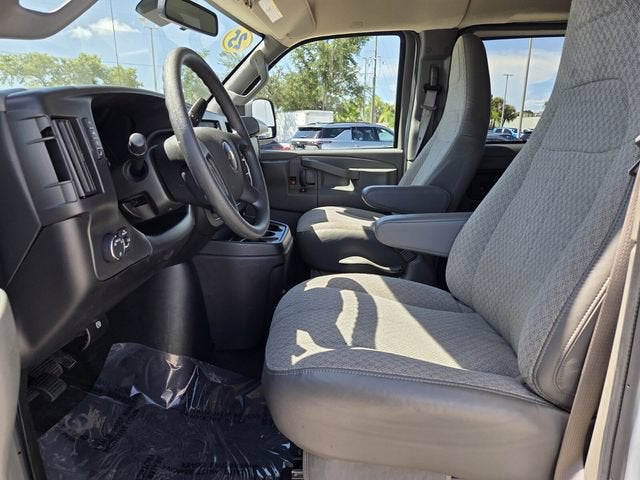 2025 Chevrolet Express Passenger 1LT