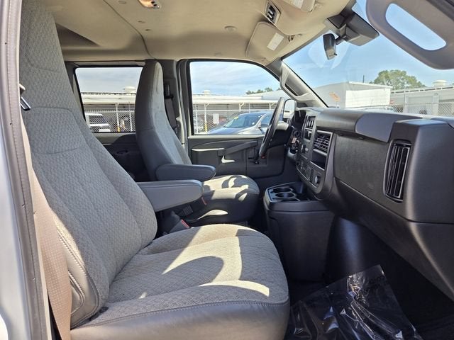 2025 Chevrolet Express Passenger 1LT