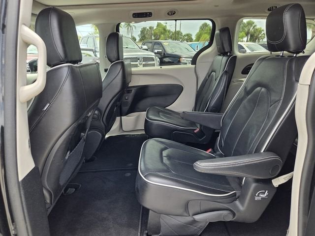 2023 Chrysler Pacifica Limited image 16