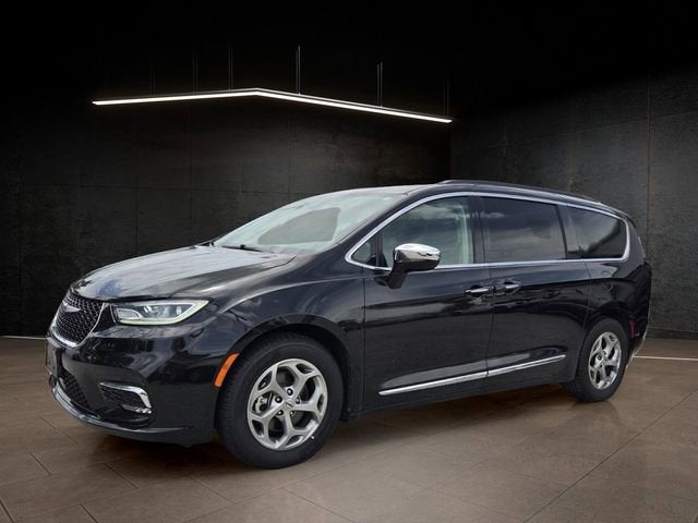 2023 Chrysler Pacifica Limited image 3