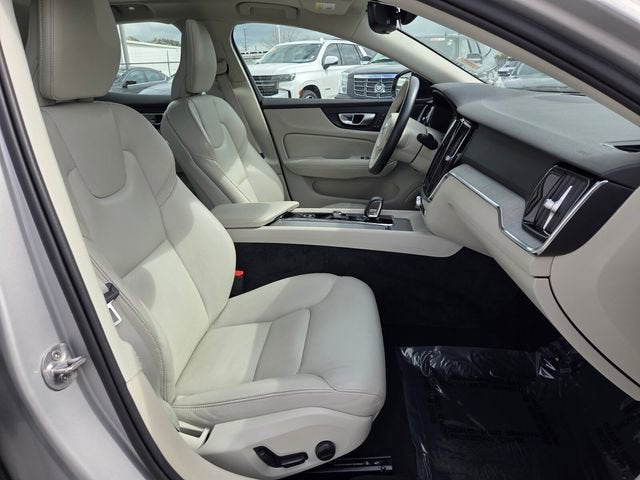 2024 Volvo S60 Plus Dark Theme